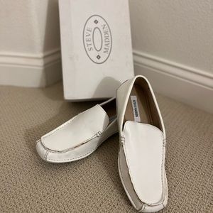 EUC STEVE MADDEN WHITE SLIP ON LOAFERS